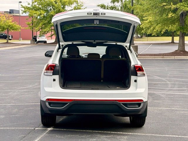 Used 2020 Volkswagen Atlas Cross Sport SE w/ Panoramic Sunroof Package FWD image 17