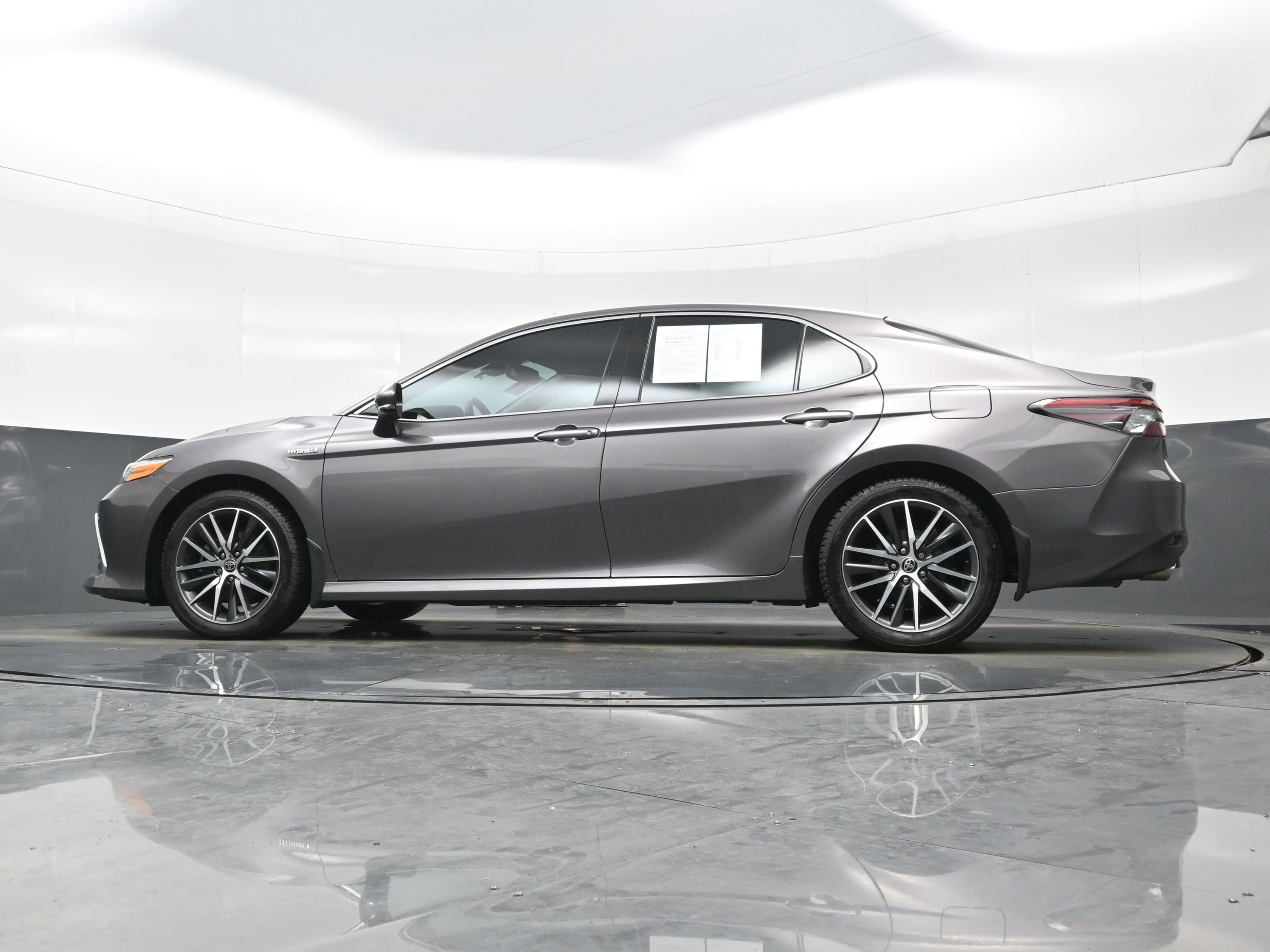 Used 2021 Toyota Camry XLE w/ Navigation Upgrade Package FWD image 31