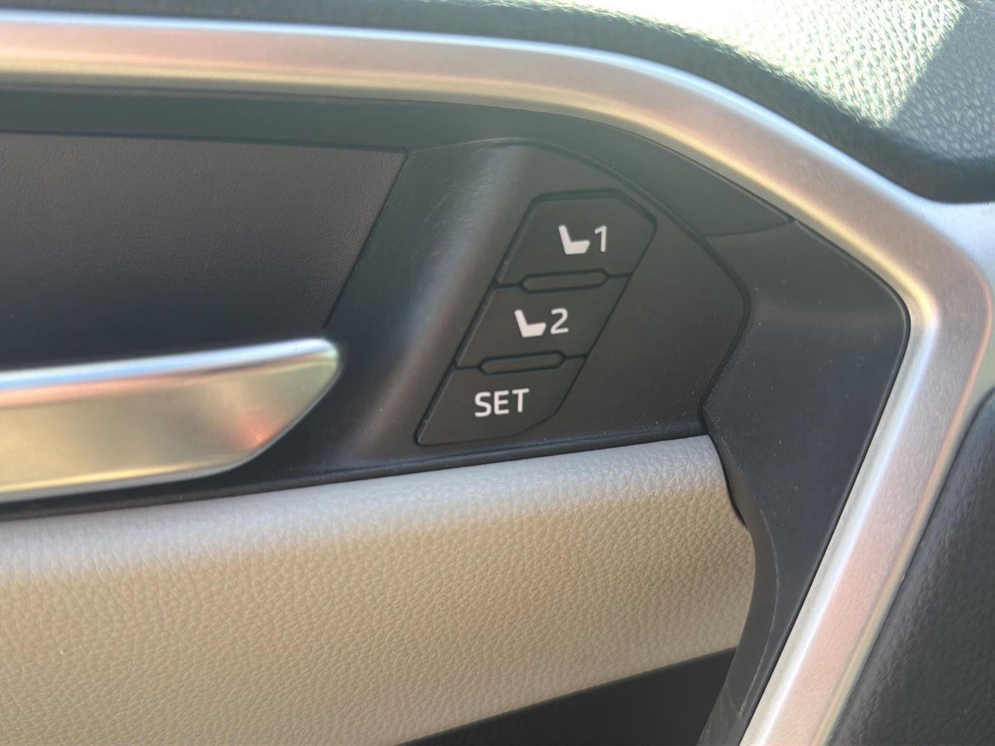 Used 2019 Toyota RAV4 XLE Premium w/ Cold Weather Package AWD/4WD image 18