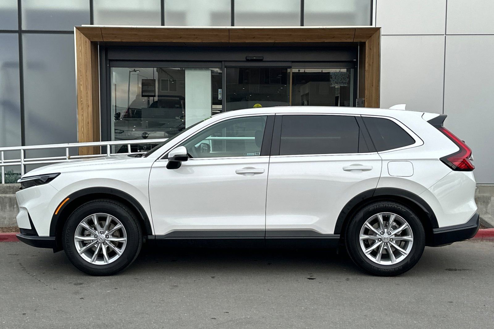 Used 2025 Honda CR-V EX image 5