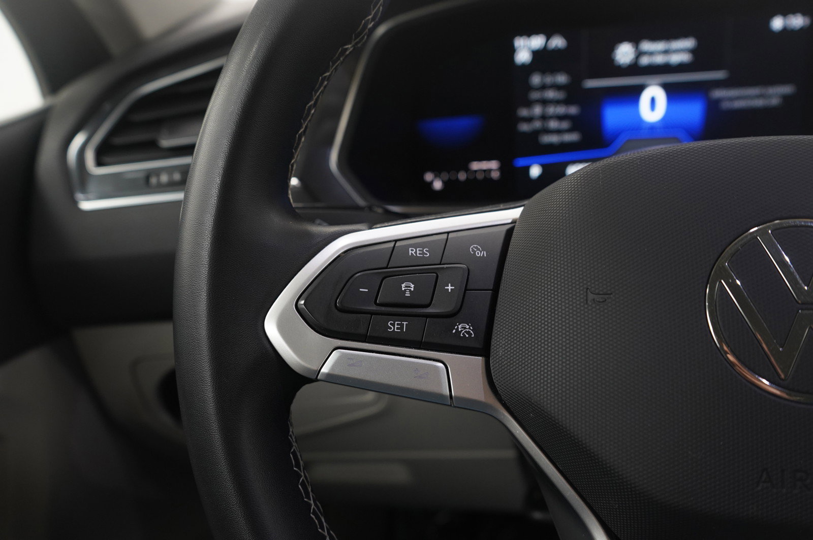 Used 2023 Volkswagen Tiguan SE AWD/4WD image 25