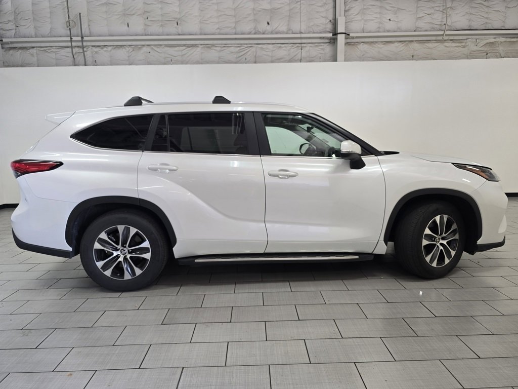 Certified 2023 Toyota Highlander XLE image 20