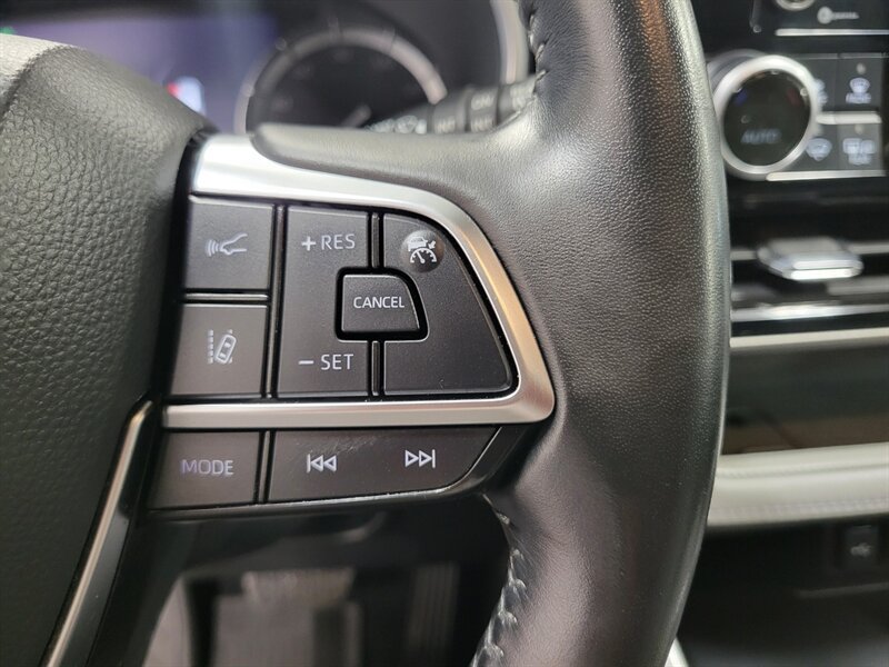 Used 2021 Toyota Highlander XLE AWD/4WD image 32