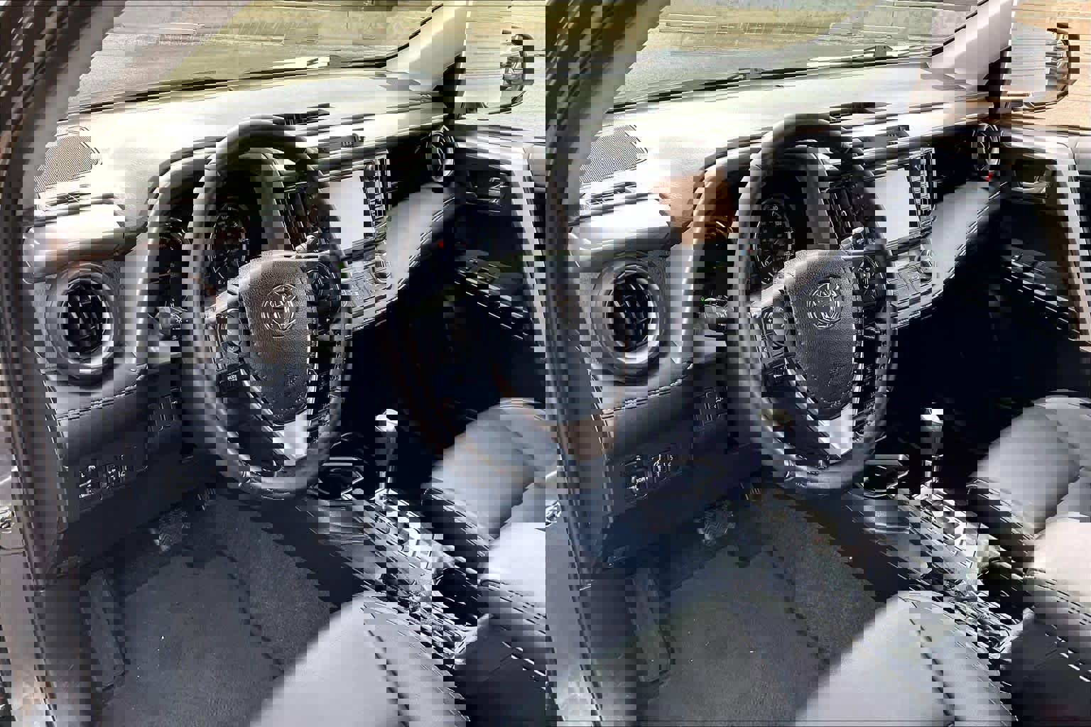 Used 2018 Toyota RAV4 Limited image 17