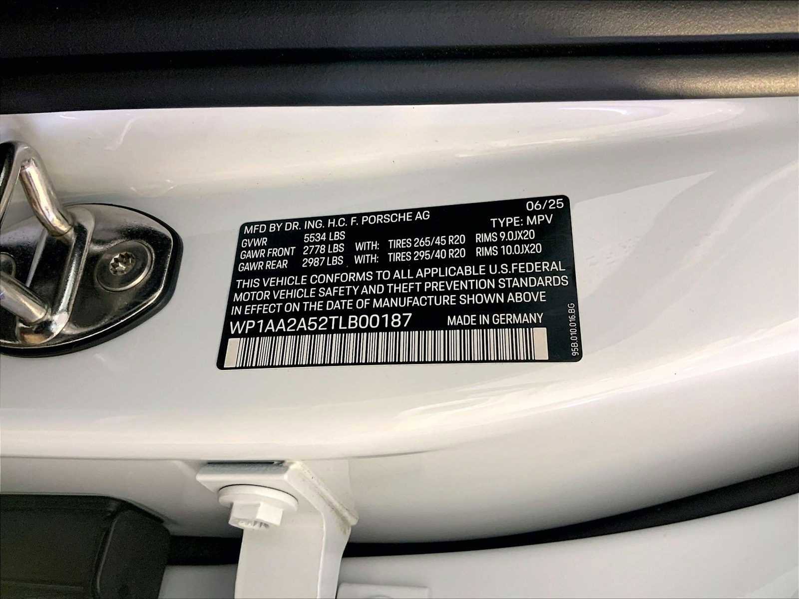 Certified 2026 Porsche Macan AWD/4WD image 36