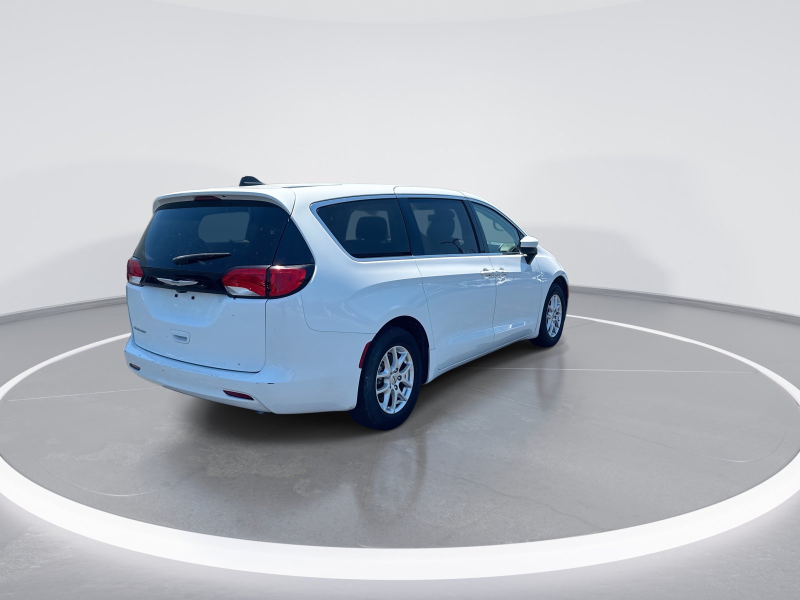 Used 2023 Chrysler Voyager LX FWD image 9