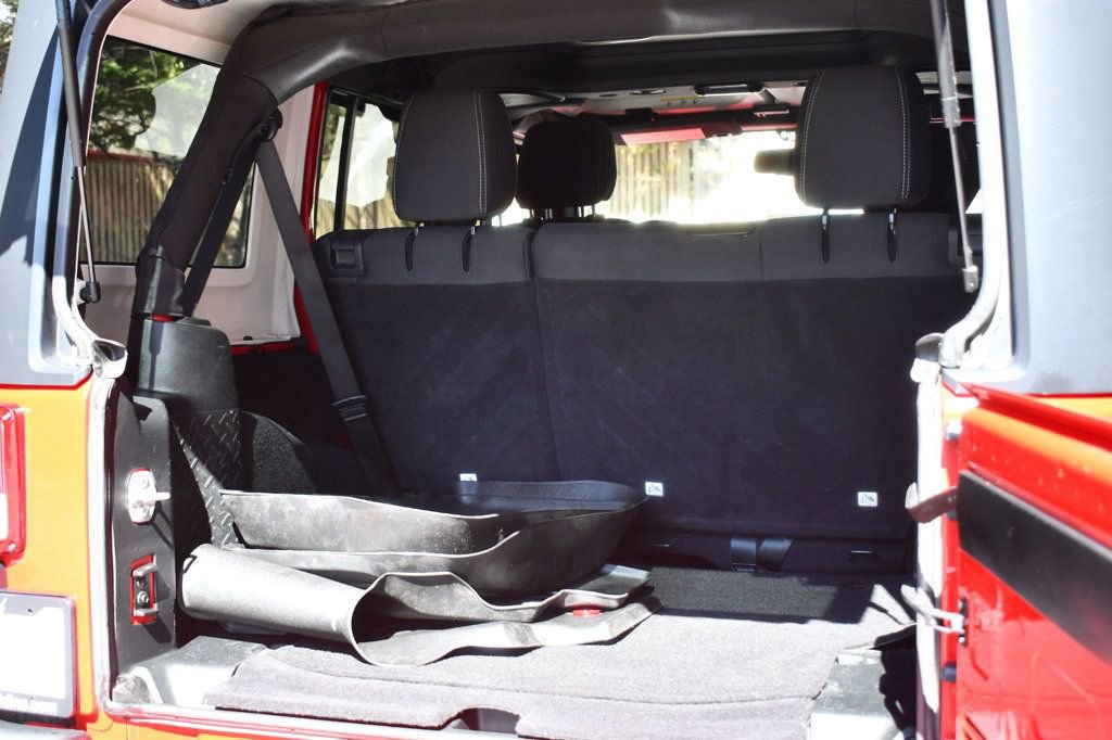 Used 2018 Jeep Wrangler Unlimited Sahara w/ Connectivity Group image 15