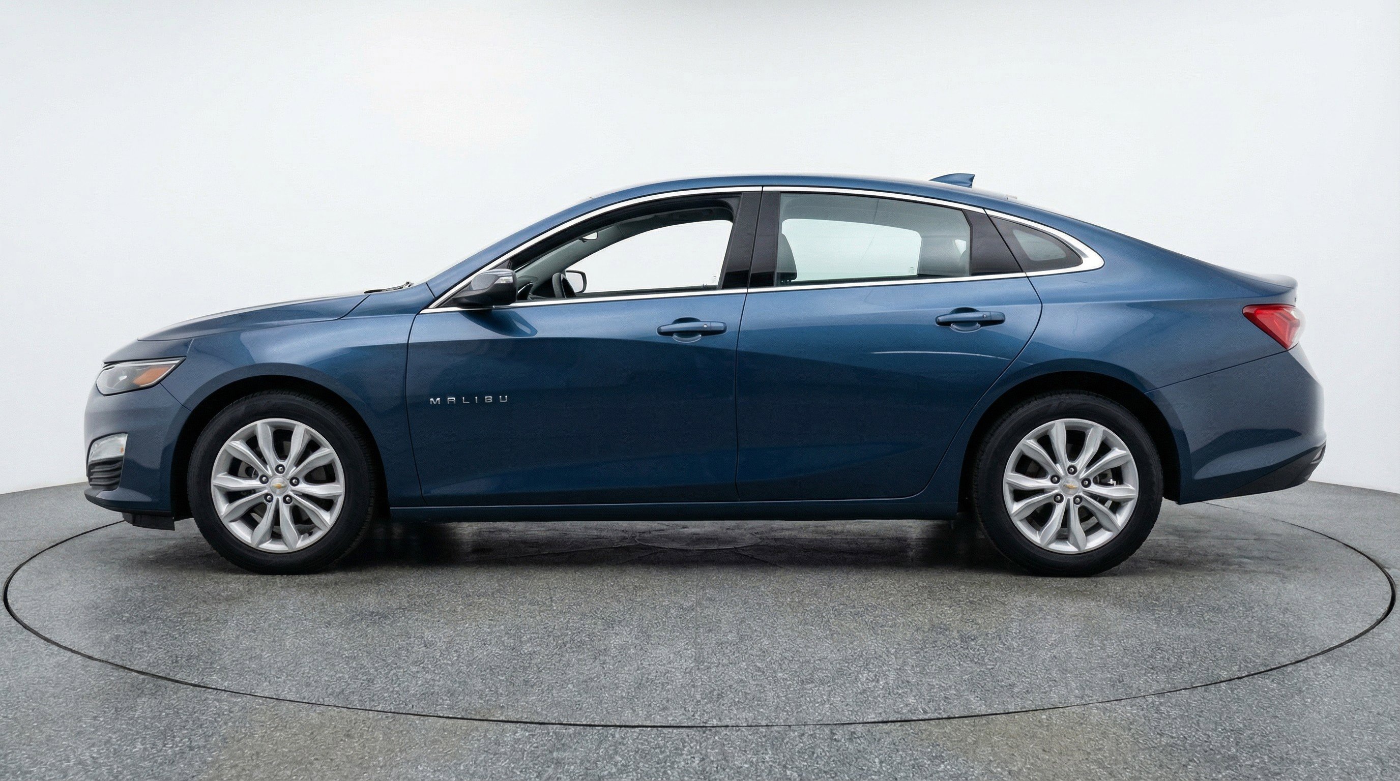 Used 2024 Chevrolet Malibu LT FWD image 5