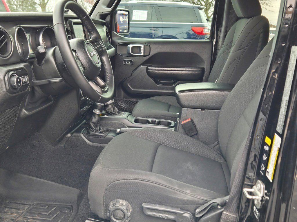 Used 2021 Jeep Gladiator Willys AWD/4WD image 17