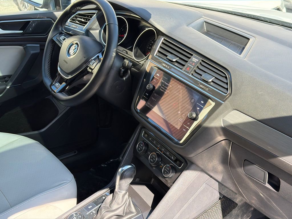 Used 2018 Volkswagen Tiguan SEL w/ R-Line Package image 10