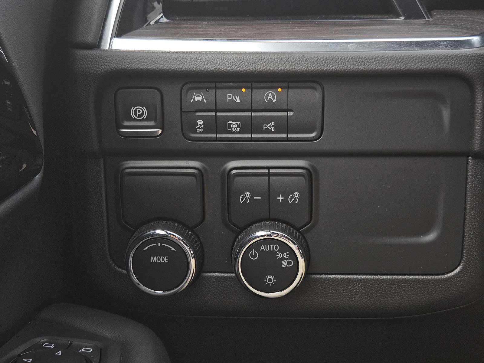 Used 2025 Chevrolet Suburban LT RWD image 26