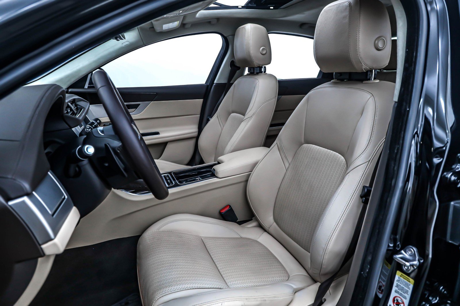 Used 2020 Jaguar XF Prestige image 16