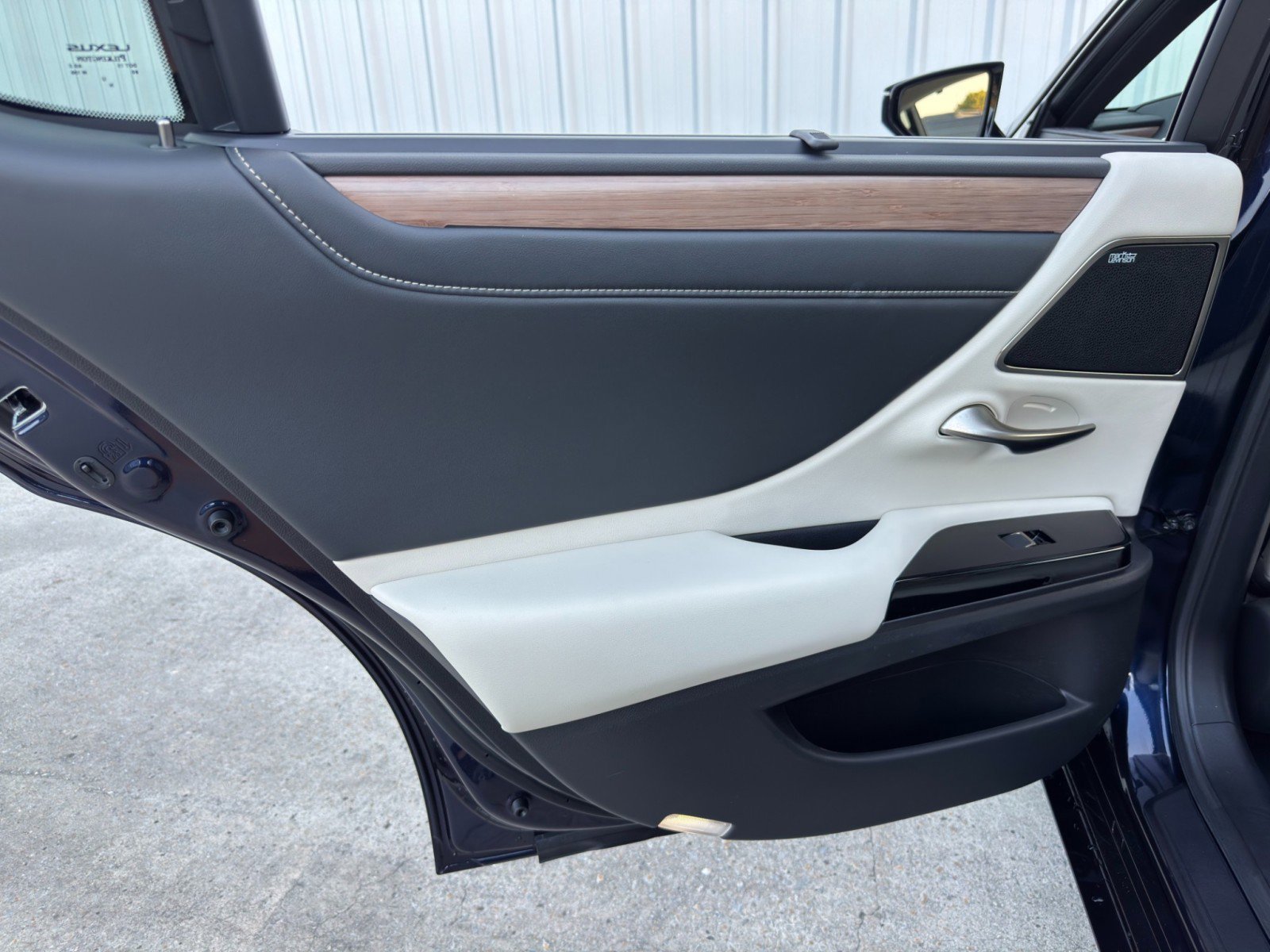 Used 2025 Lexus ES 350 Ultra Luxury w/ Accessory Package (Z1) image 49