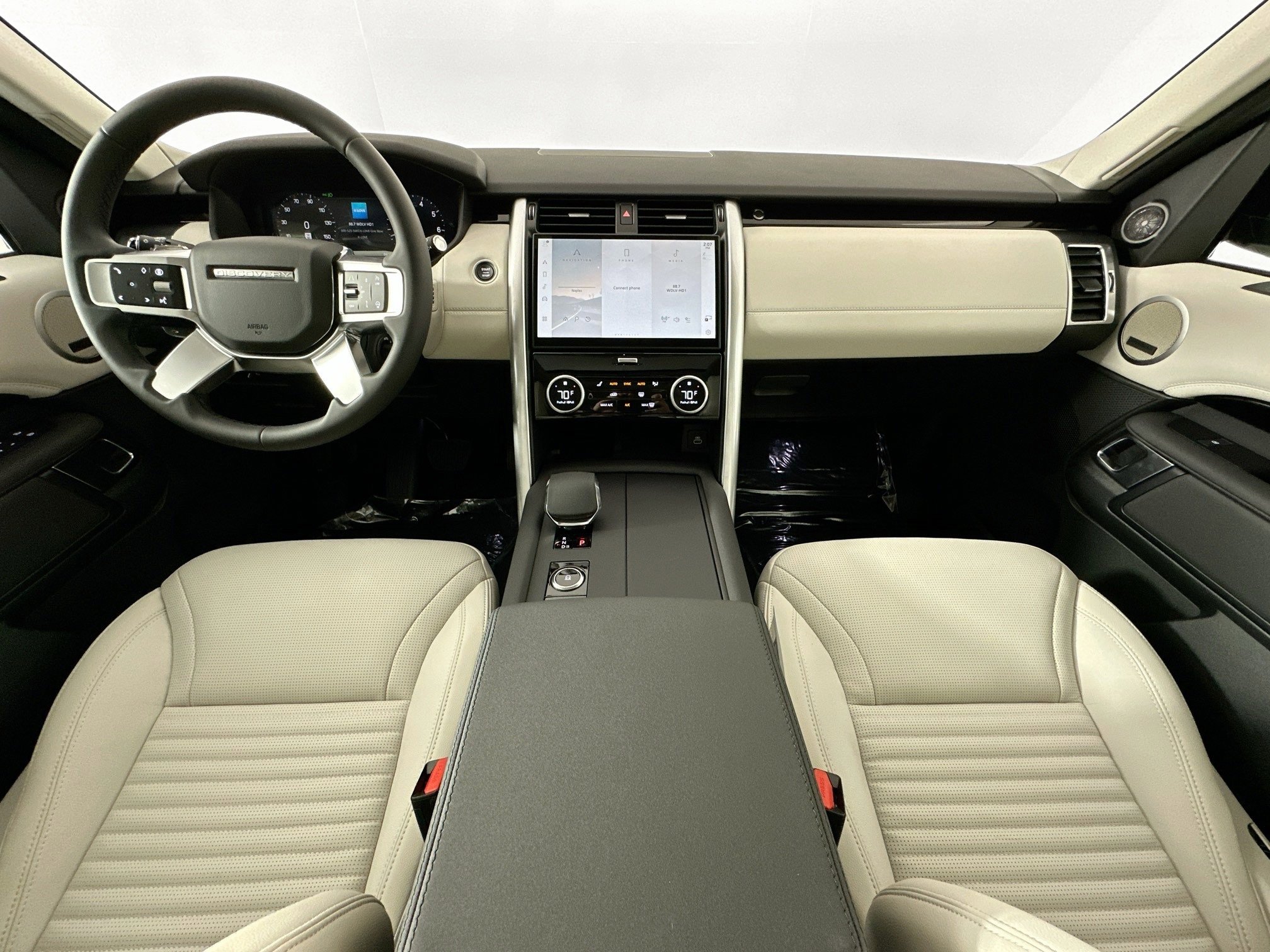 Used 2025 Land Rover Discovery S image 21