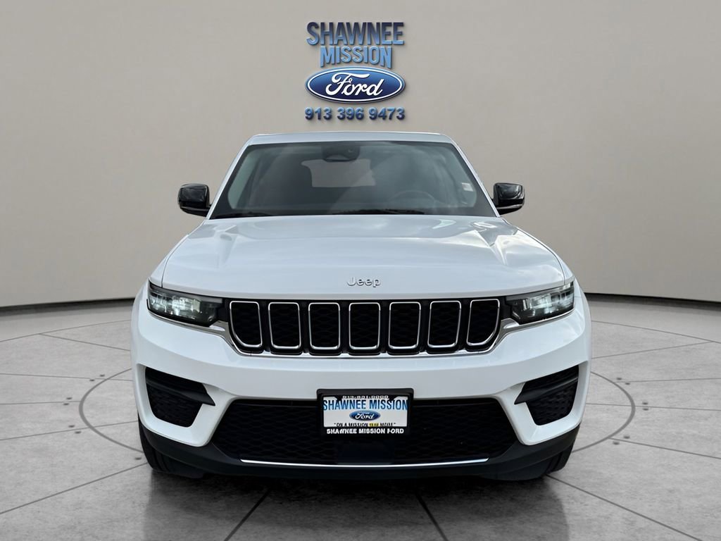 Used 2023 Jeep Grand Cherokee Laredo image 2