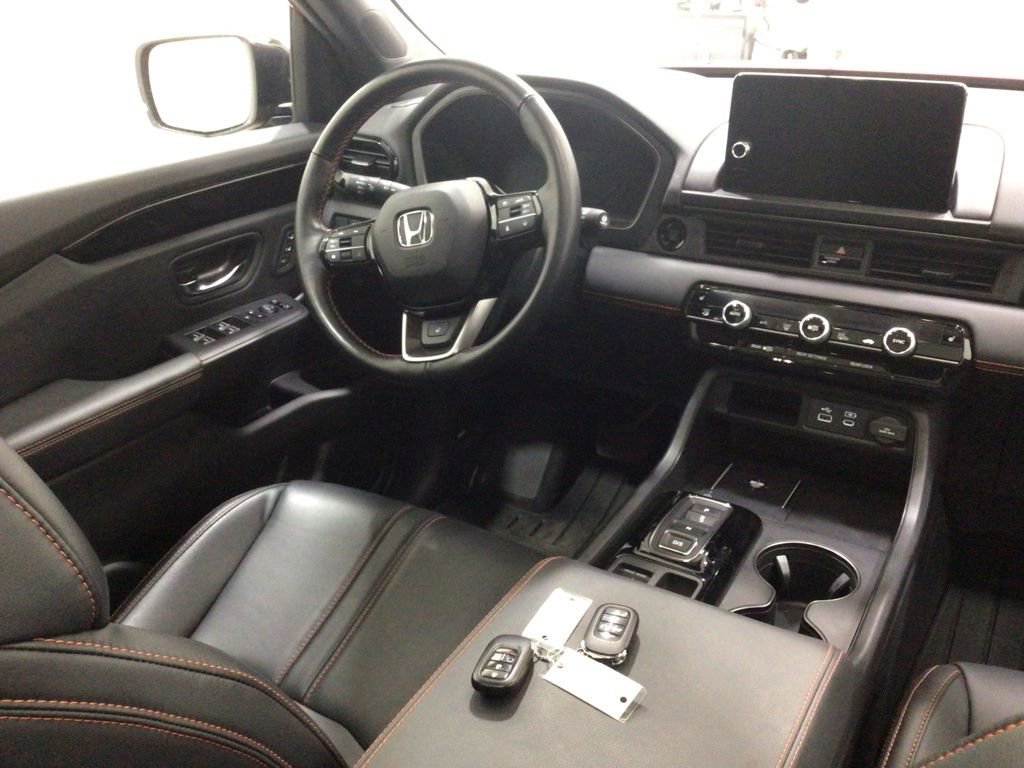 Used 2025 Honda Pilot TrailSport image 15
