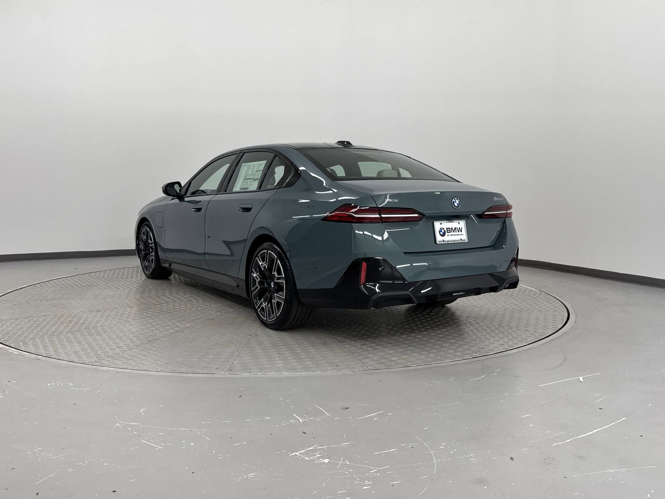 New 2026 BMW 550e xDrive w/ Executive Package image 3