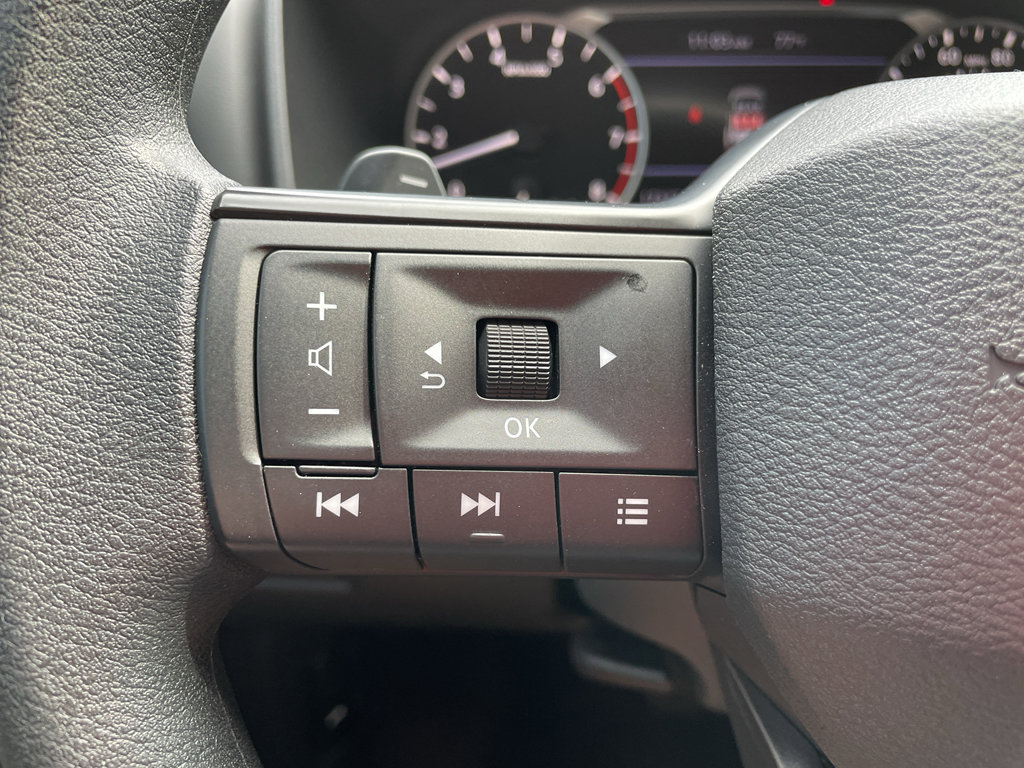 Used 2025 Nissan Rogue S image 21