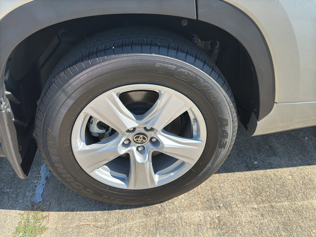 Used 2023 Toyota Highlander LE image 9