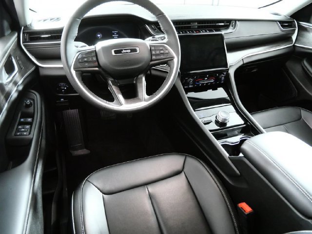 Used 2023 Jeep Grand Cherokee Limited AWD/4WD image 2