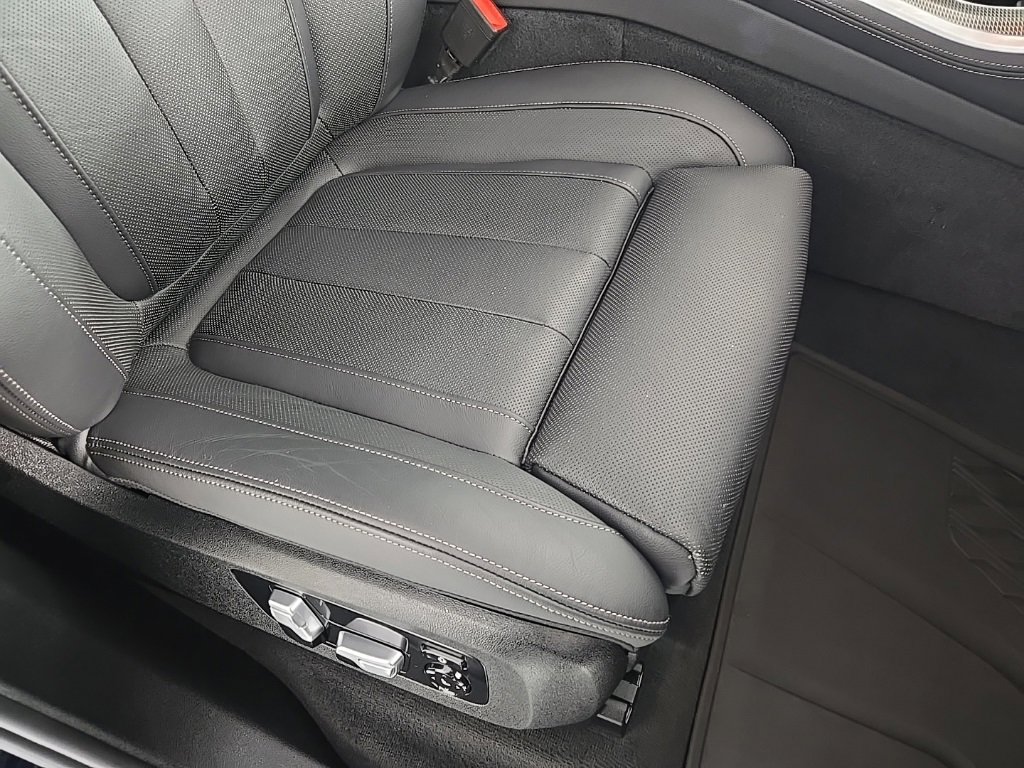 Used 2020 BMW X5 M50i w/ Premium Package image 18