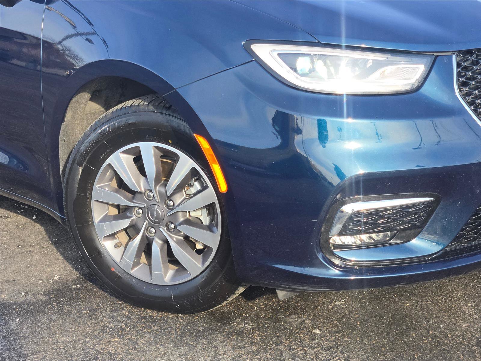 Certified 2024 Chrysler Pacifica Select image 4