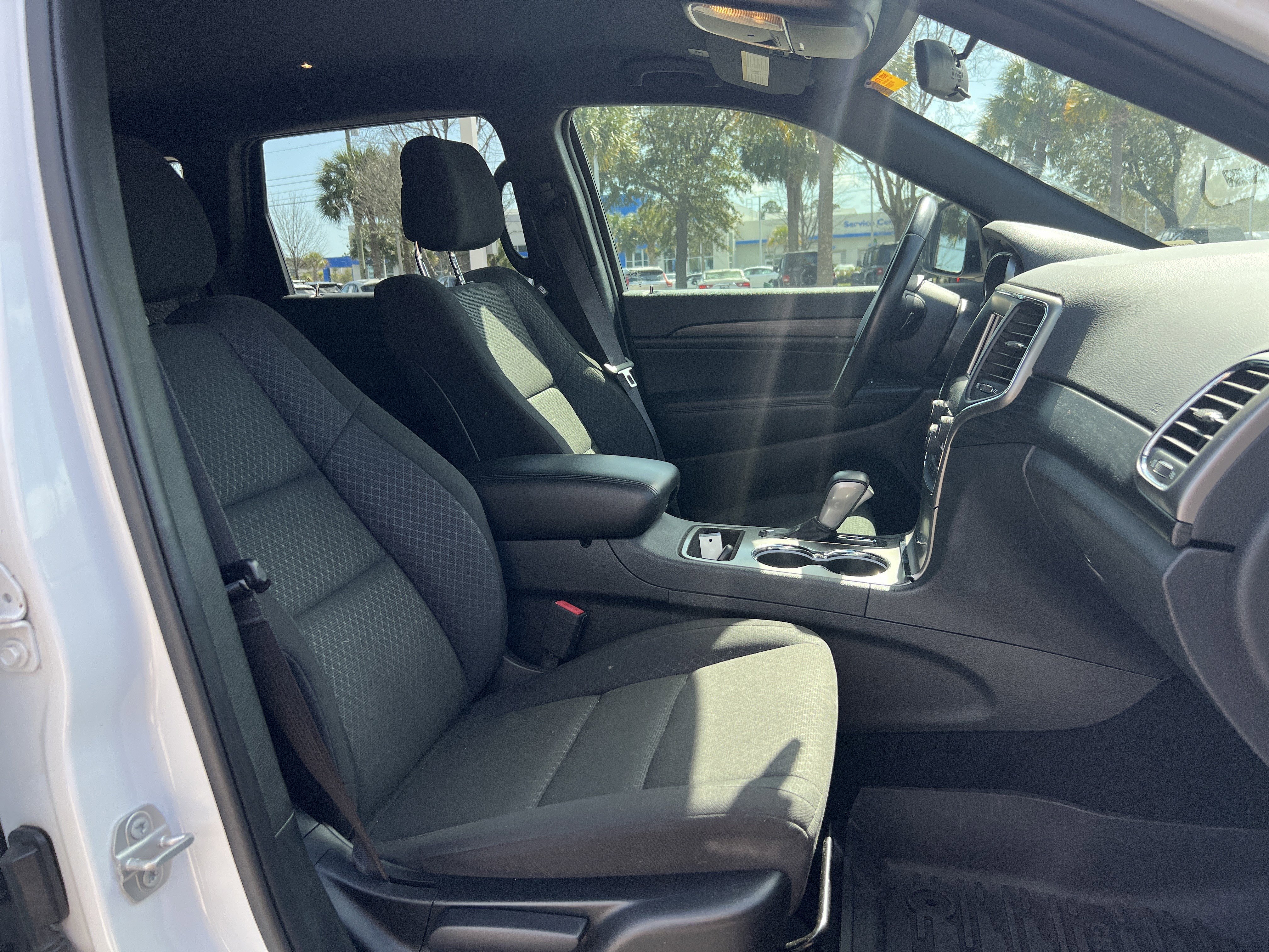 Used 2020 Jeep Grand Cherokee Laredo image 31