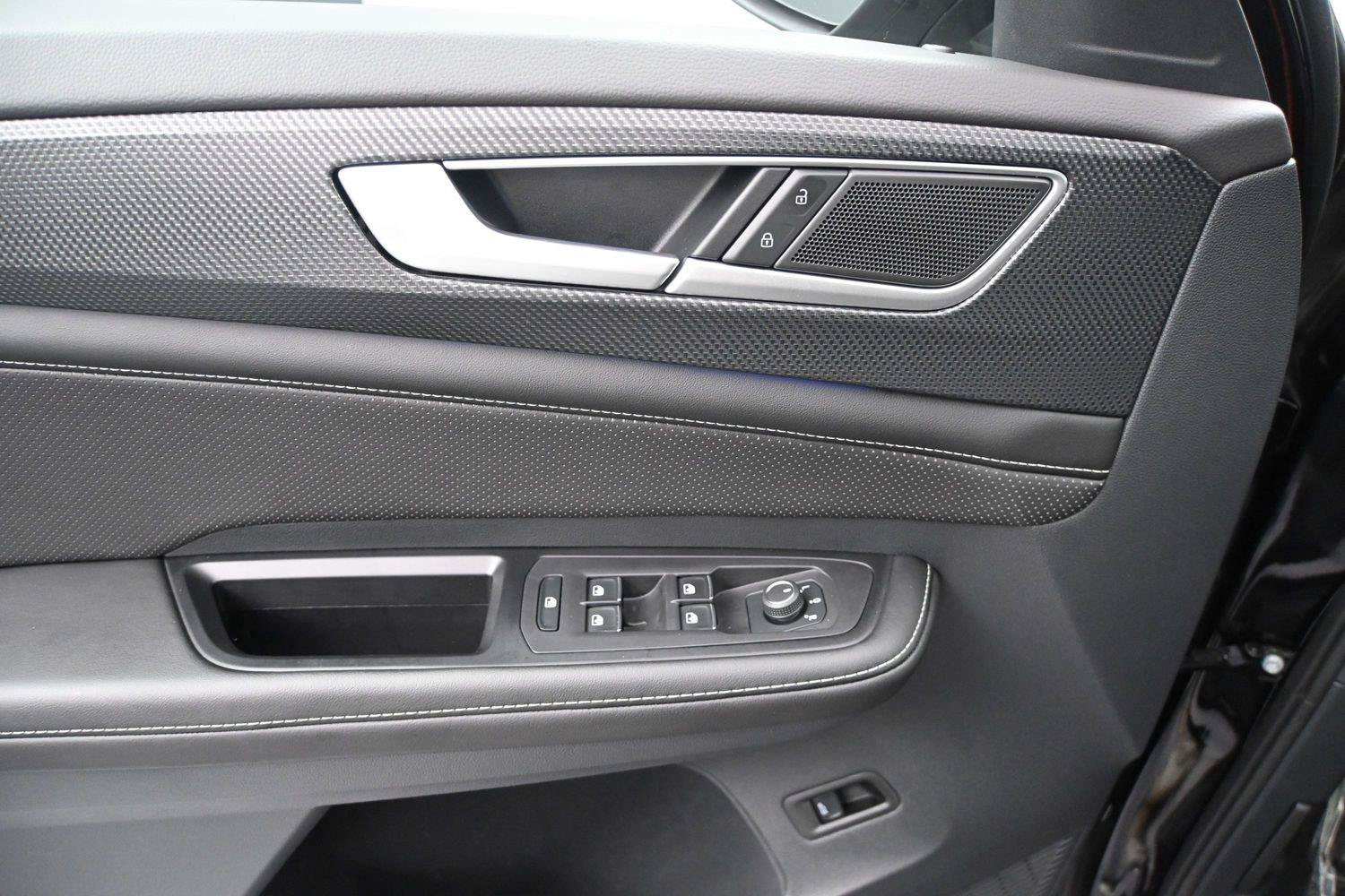 Certified 2024 Volkswagen Atlas Cross Sport SEL R-Line AWD/4WD image 8