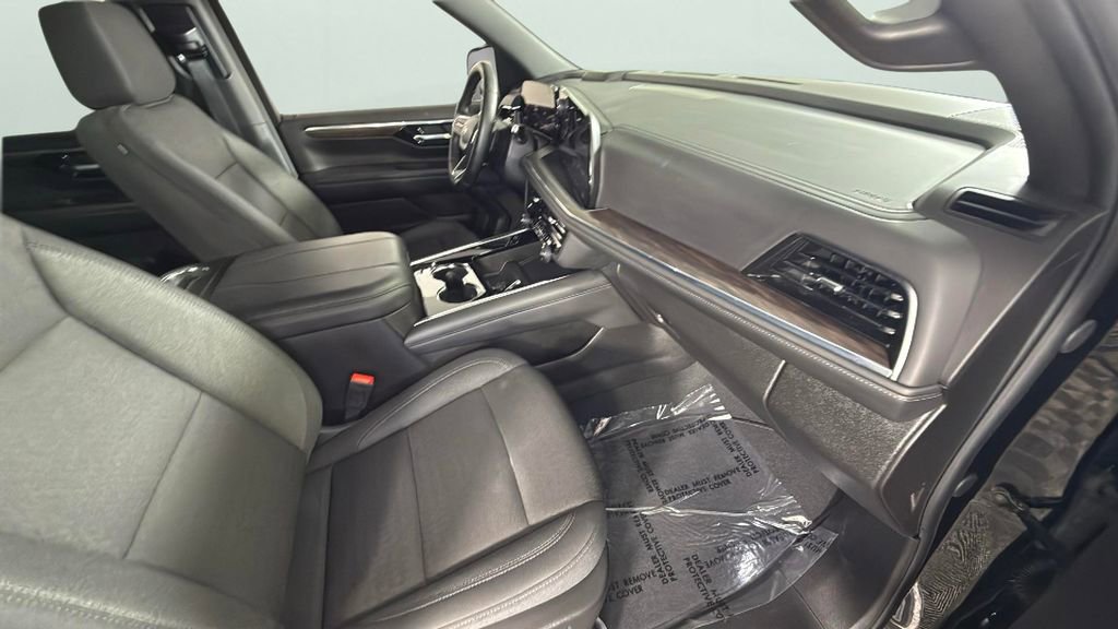 Used 2025 Chevrolet Suburban LS image 38