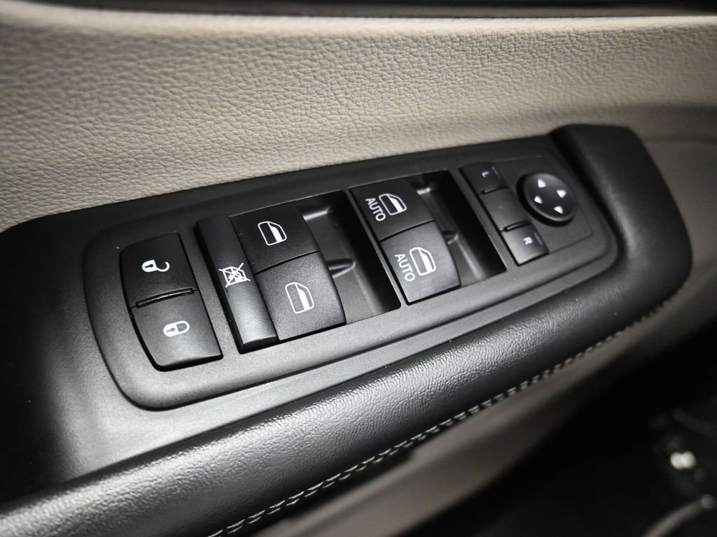 Used 2024 Chrysler Pacifica Touring-L image 28