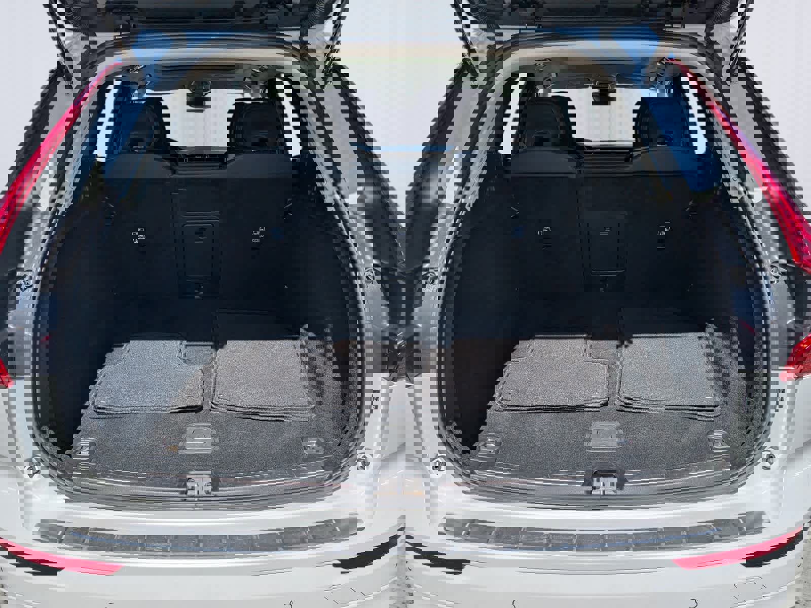 Used 2023 Volvo XC60 B5 Plus image 11