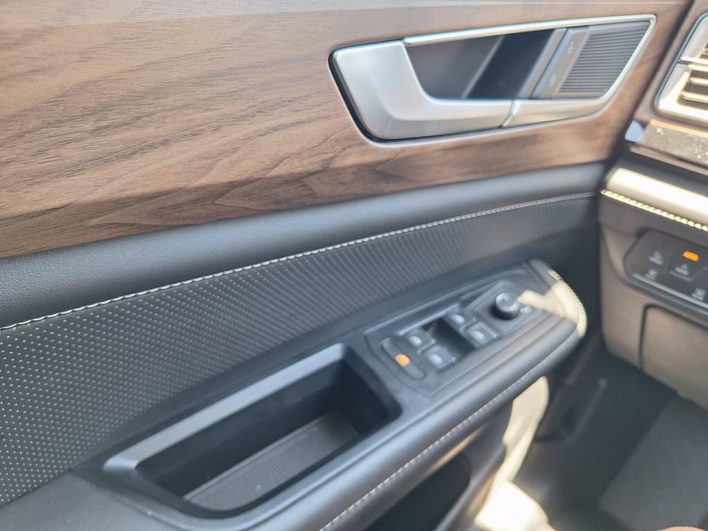 Used 2025 Volkswagen Atlas SE FWD image 18