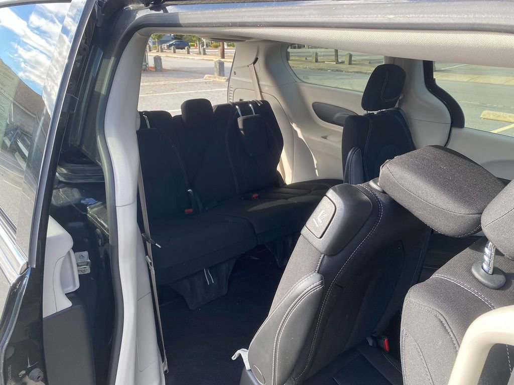 Used 2022 Chrysler Voyager LX image 27