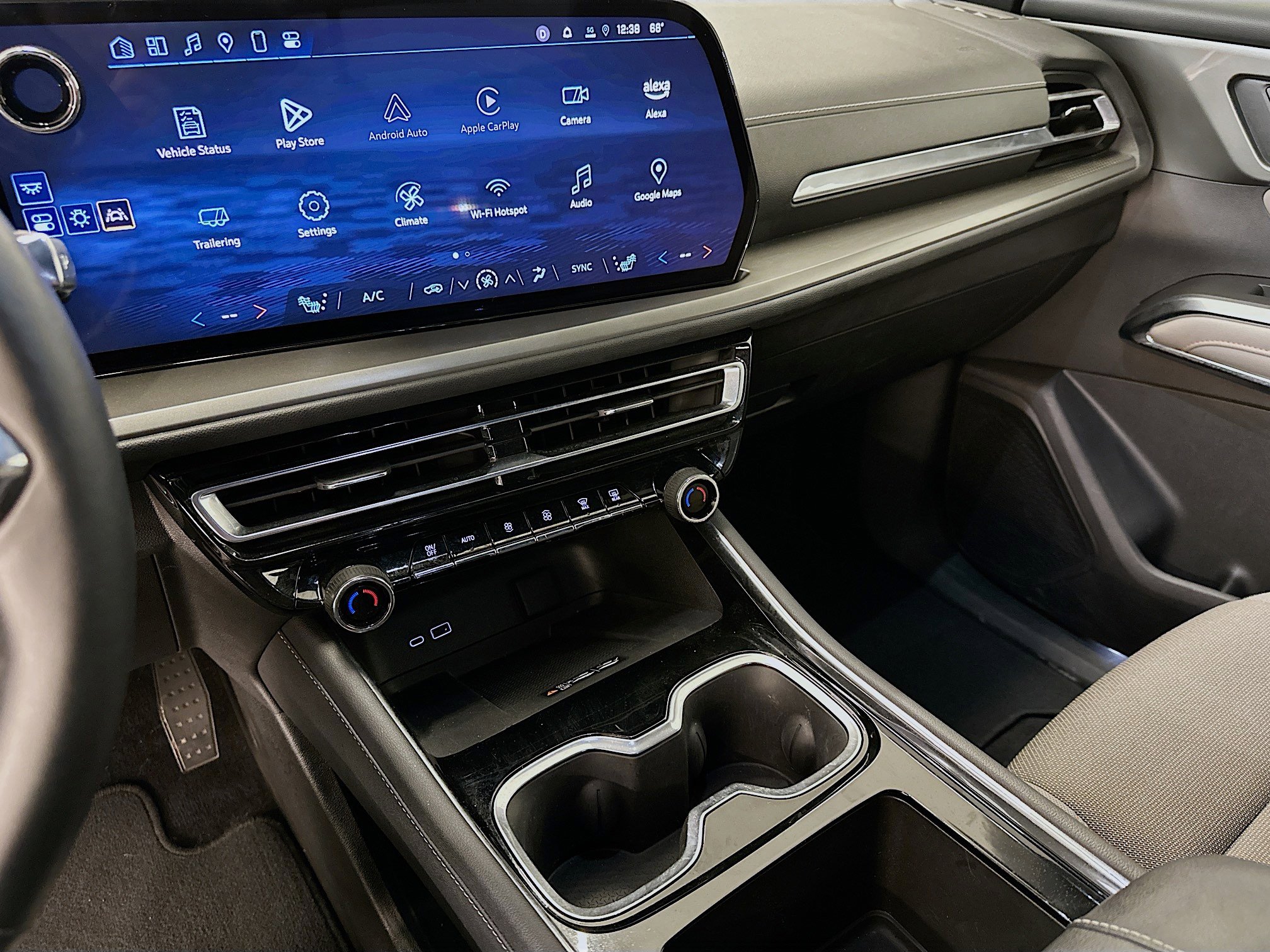 Used 2025 Chevrolet Traverse LT image 26