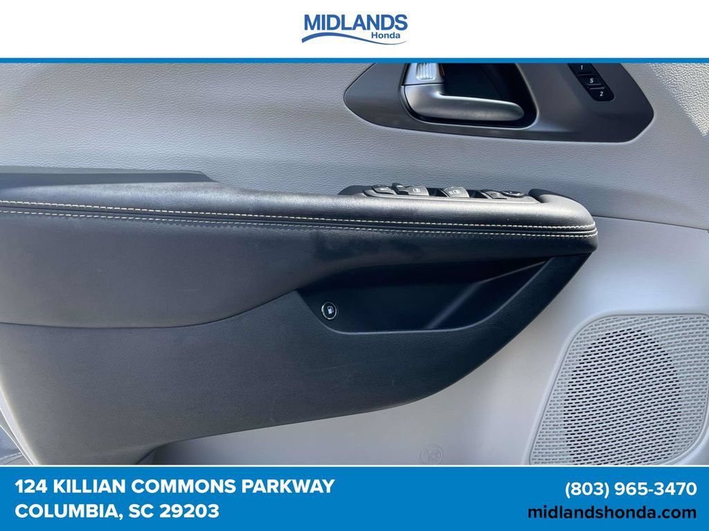 Used 2023 Chrysler Pacifica Touring-L FWD image 16