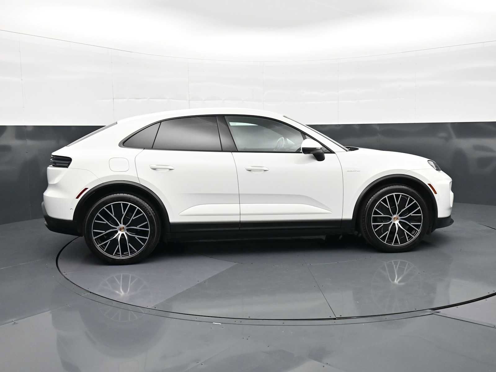 Certified 2025 Porsche Macan Electric RWD image 27