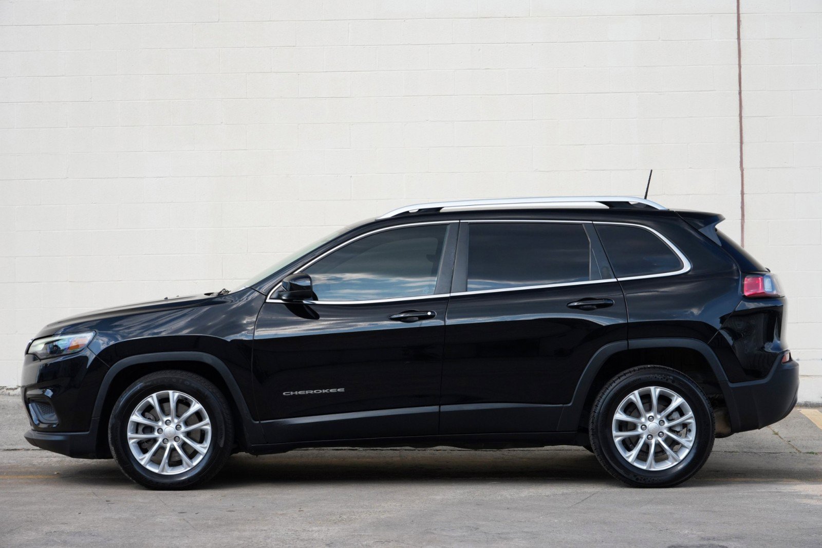 Used 2019 Jeep Cherokee Latitude w/ Popular Appearance Group FWD image 8
