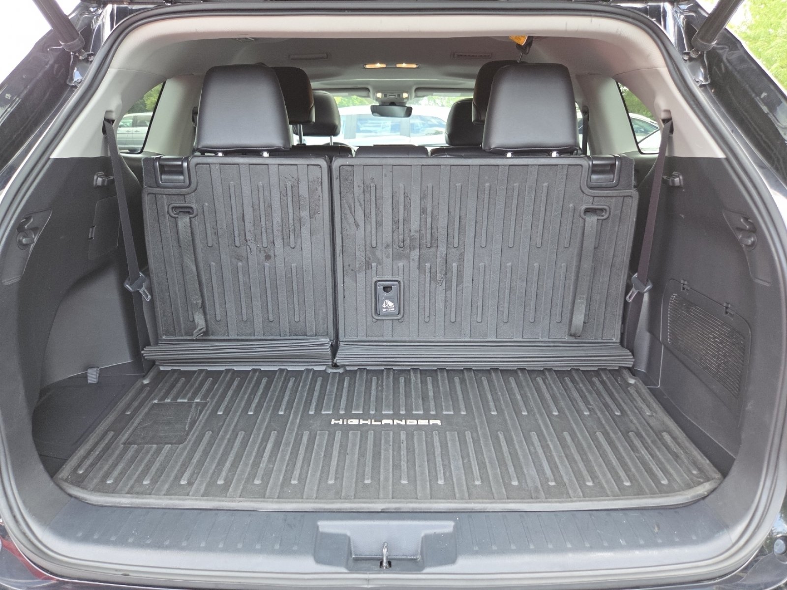 Used 2022 Toyota Highlander XLE AWD/4WD image 28
