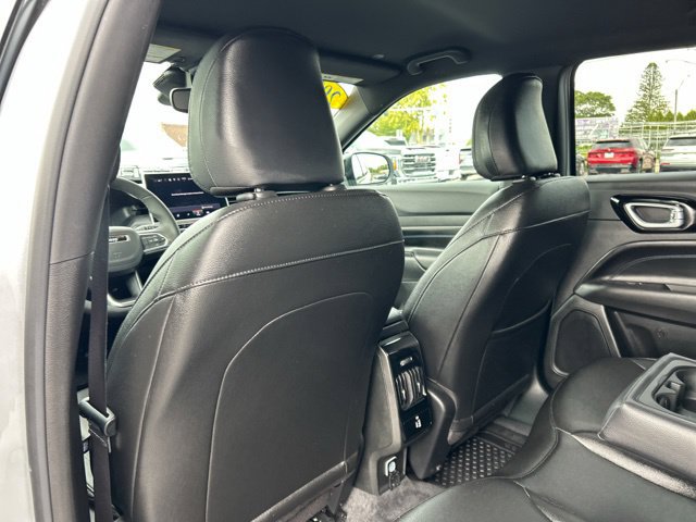 Used 2025 Jeep Compass Latitude w/ Convenience Group AWD/4WD image 19