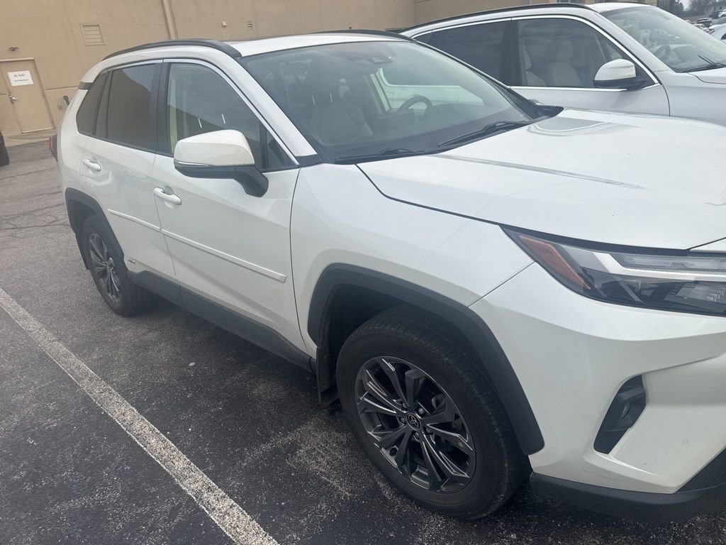 Used 2022 Toyota RAV4 XLE Premium image 3
