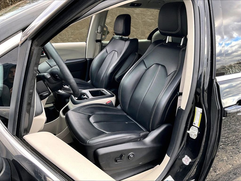 Used 2023 Chrysler Pacifica Touring-L image 23