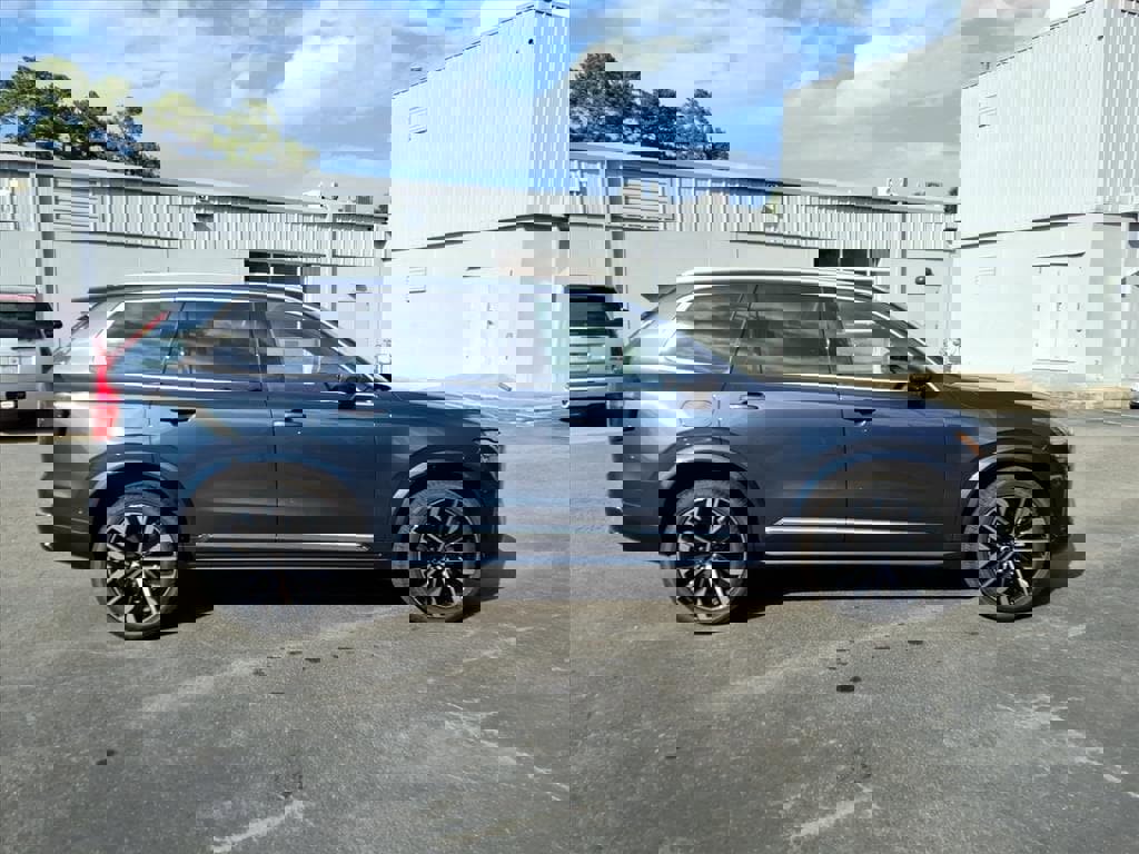 New 2026 Volvo XC90 B6 Plus w/ Protection Package Premier image 2