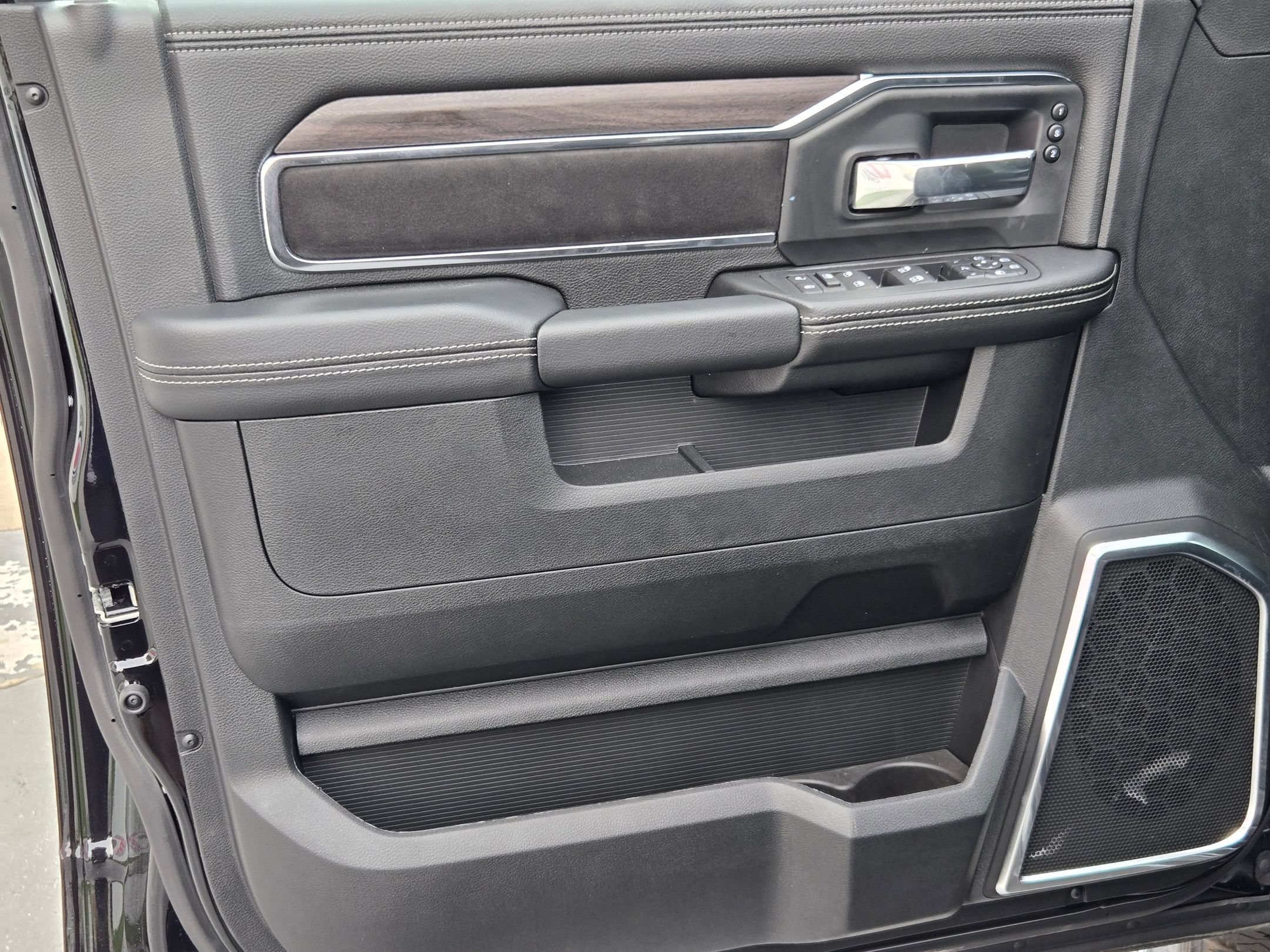 New 2026 RAM 2500 Laramie w/ Night Edition AWD/4WD image 17