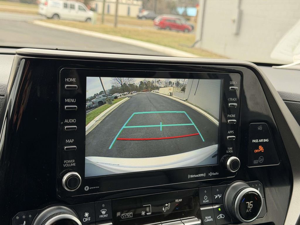 Used 2022 Toyota Highlander XLE image 4