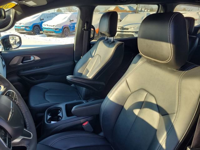 Used 2025 Chrysler Pacifica Select image 9