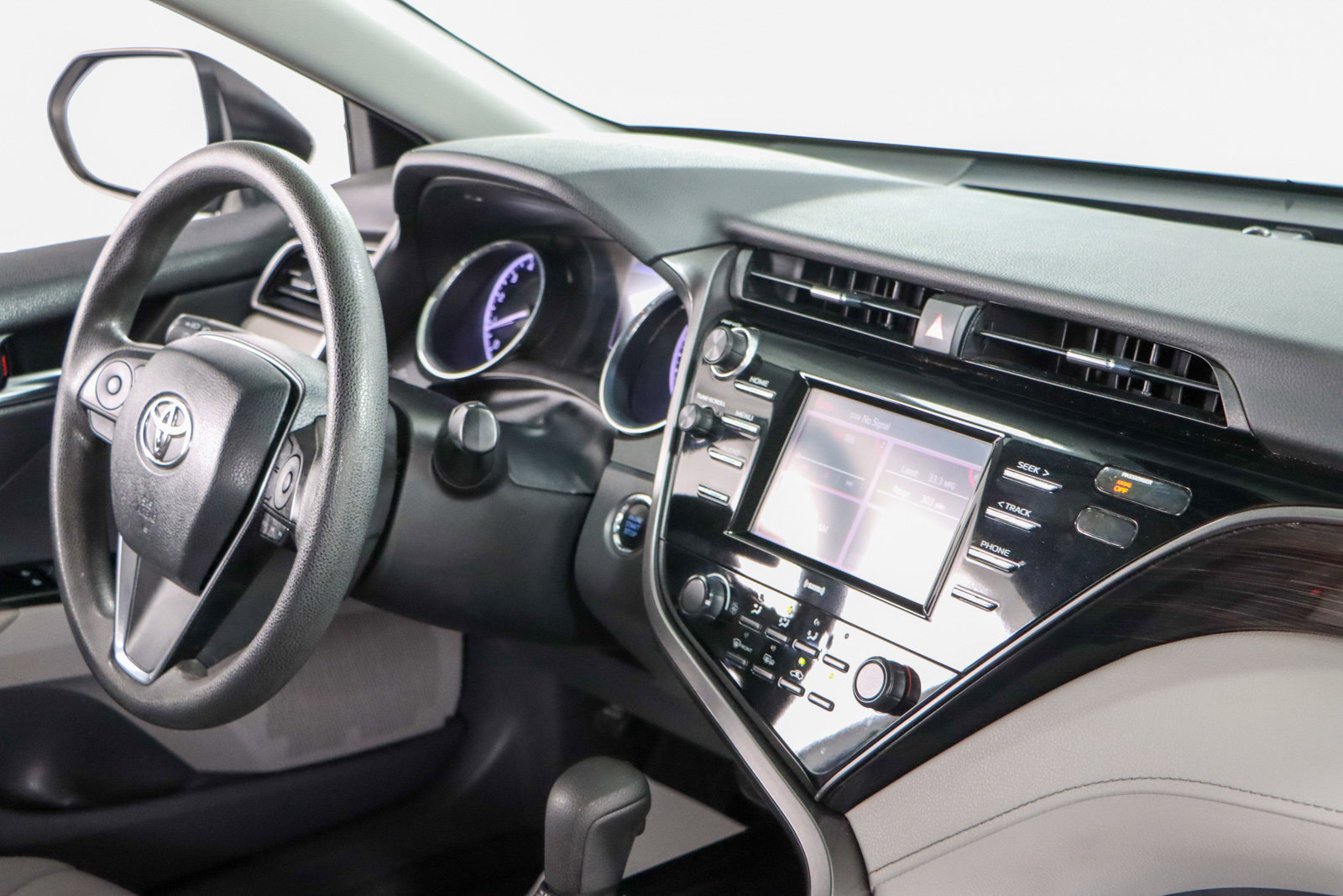 Used 2020 Toyota Camry LE image 25