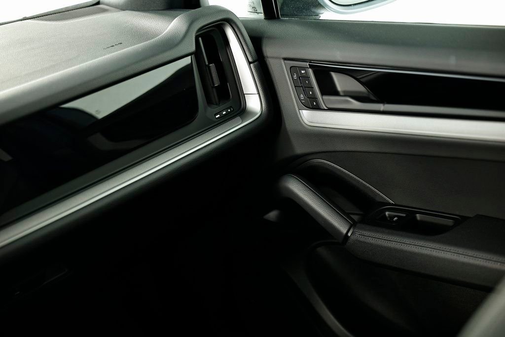 Certified 2025 Porsche Cayenne AWD/4WD image 30