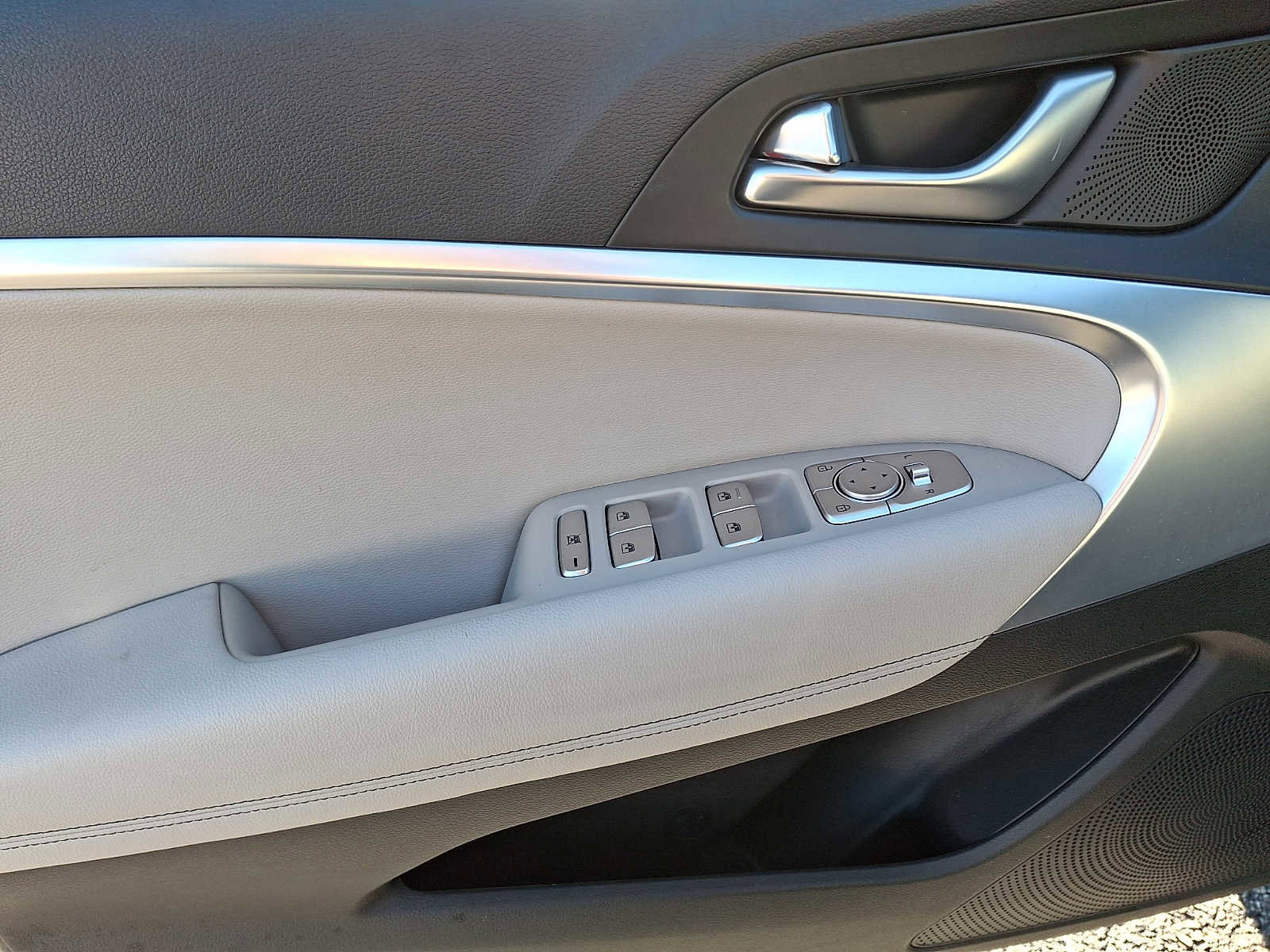 Used 2023 Genesis G70 2.0T image 9