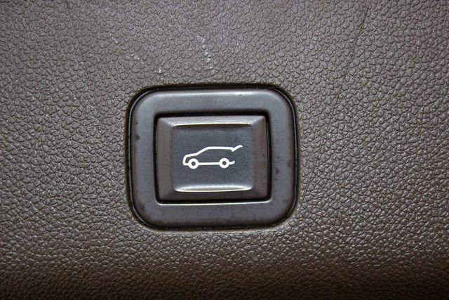 Used 2022 GMC Yukon XL Denali w/ Denali Premium Package image 17