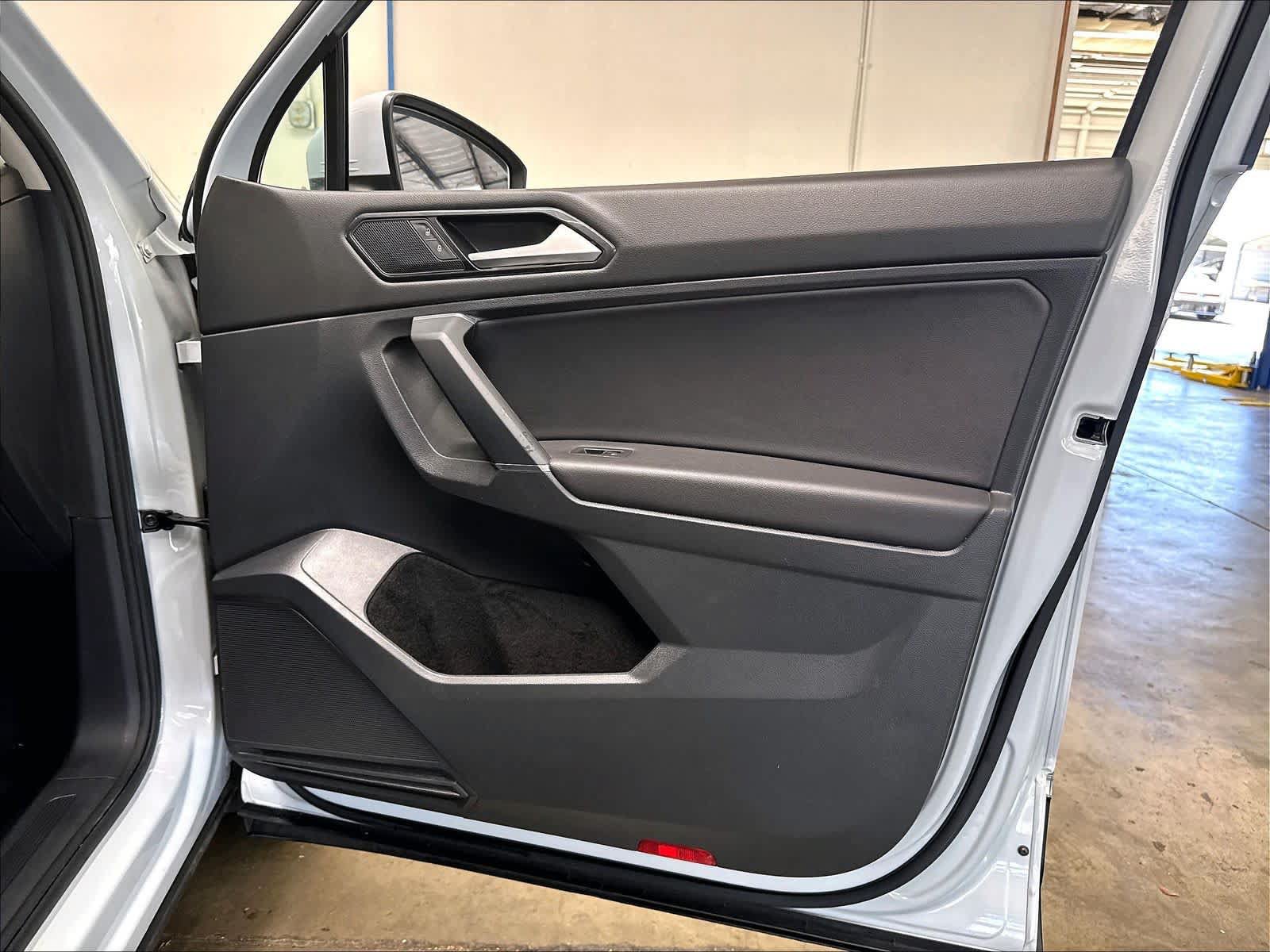 Used 2018 Volkswagen Tiguan SE AWD/4WD image 31